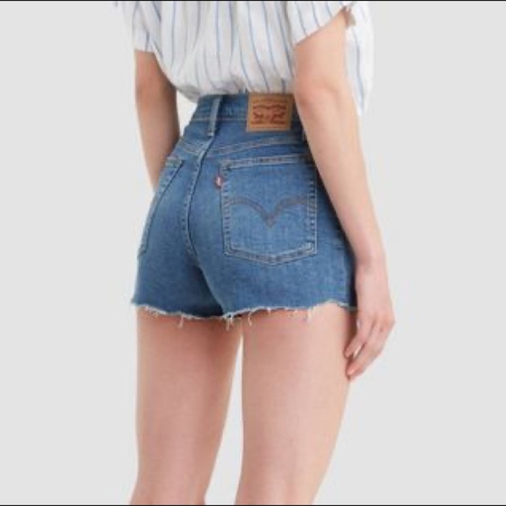 Like New! Levi’s women’s high rise cut off shorts